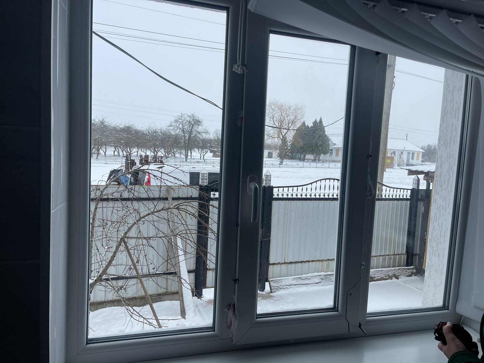 Жінка з родини військових живе в будинку, пошкодженому обстрілами