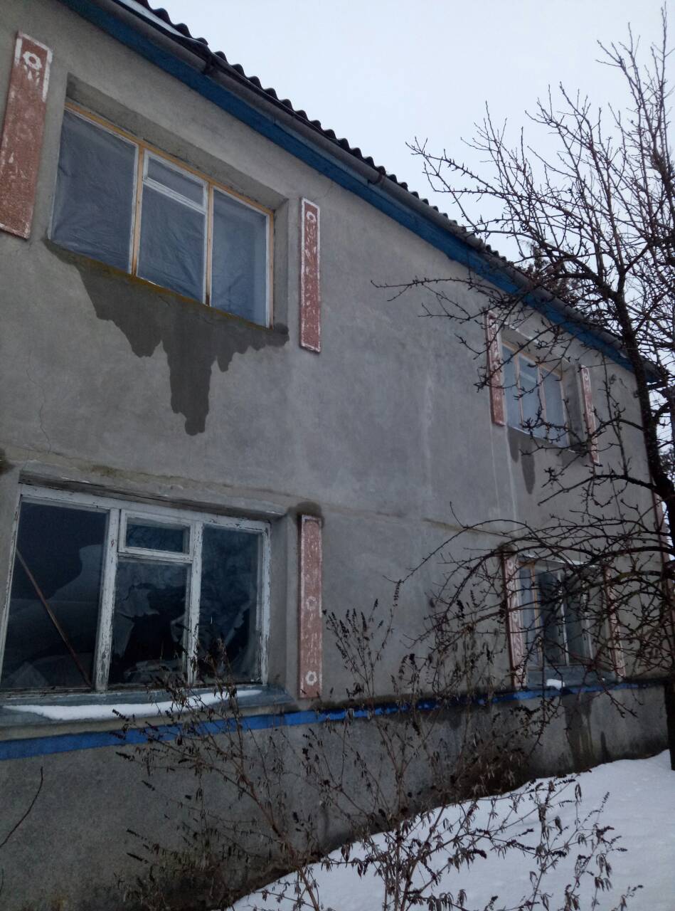 Житло родини зі Зноб-Новгородського серйозно постраждало під час обстрілу