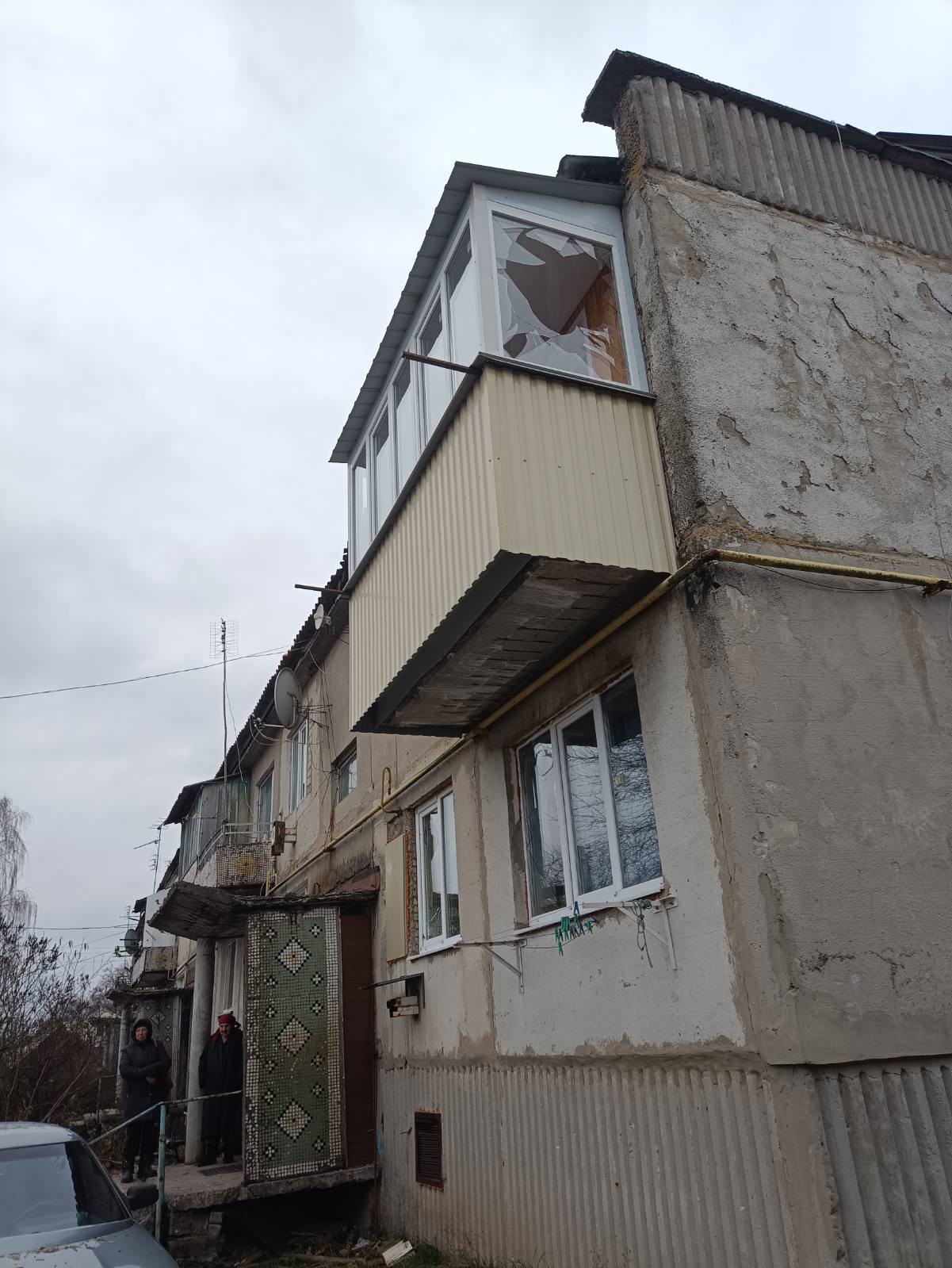 Пенсіонерці із Середино-Буди ворожими осколками пошкоджено вікно