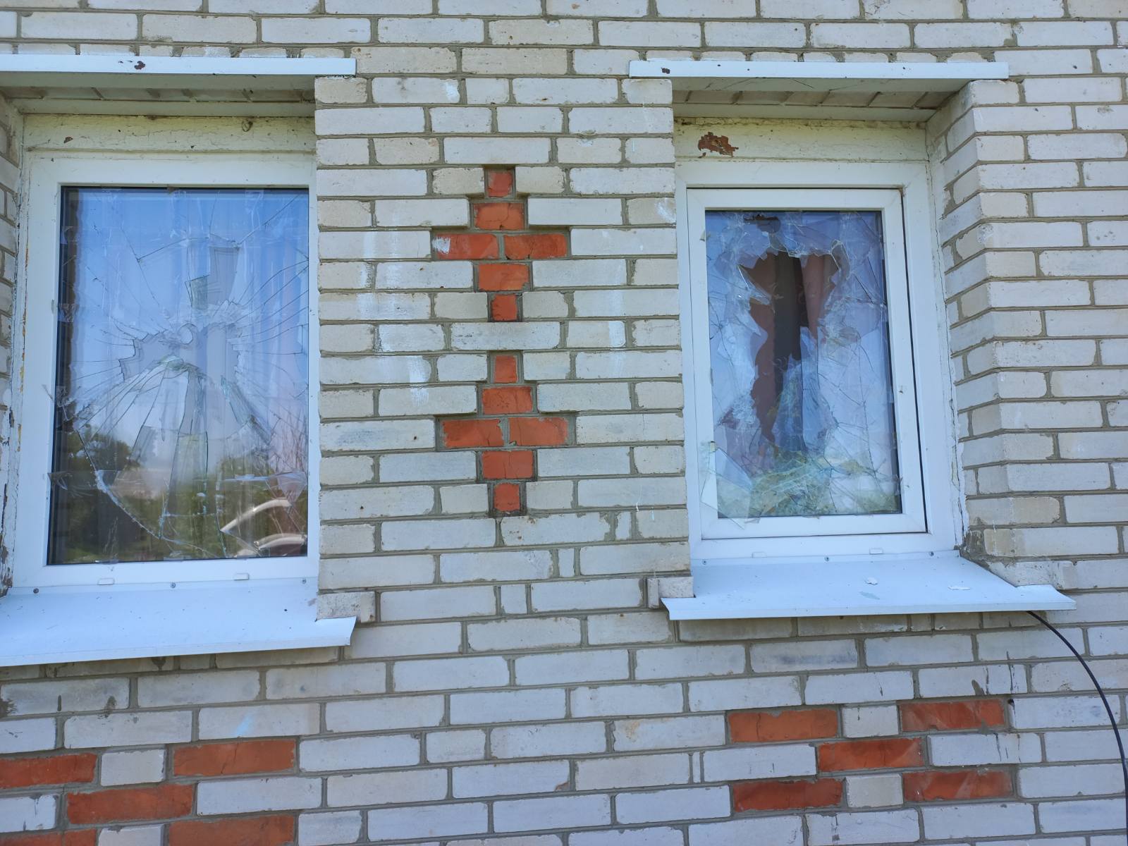 Ворожий обстріл пошкодив будинок родини з Сумщини