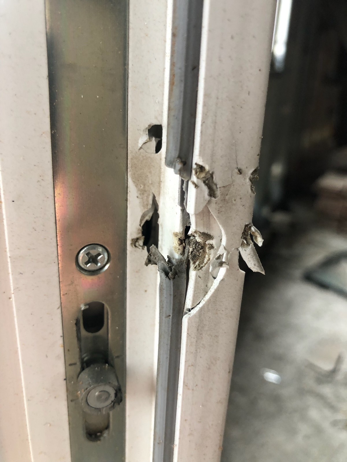 Багатодітній родині з Херсонщини вибило всі вікна у будинку