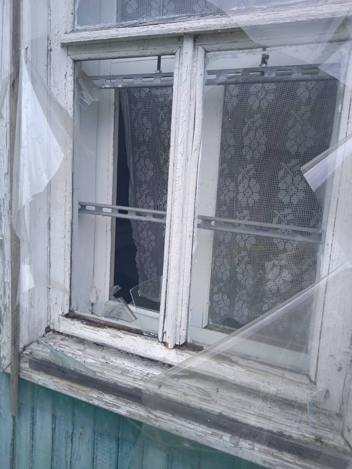 Шість вікон та дах в будинку електромонтера пошкоджені внаслідок обстрілу 