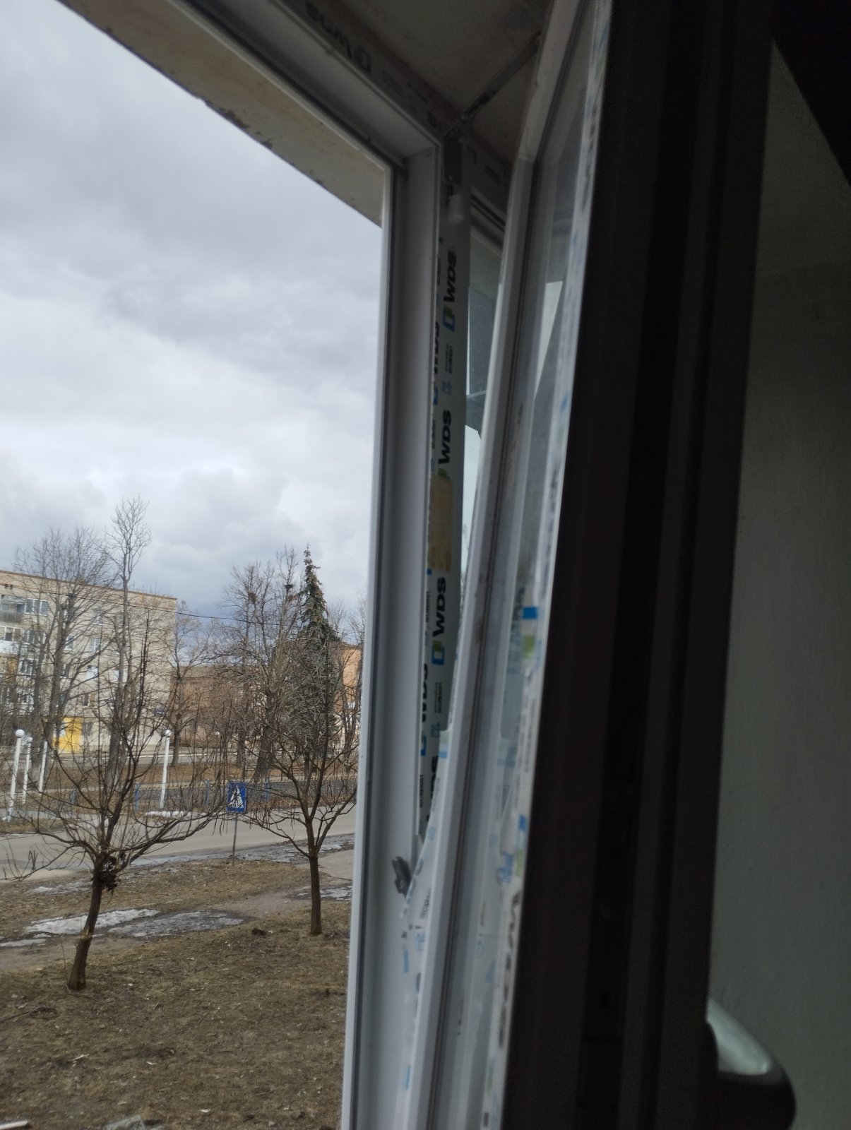 Родина із Середино-Буди просить замінити розбите вікно