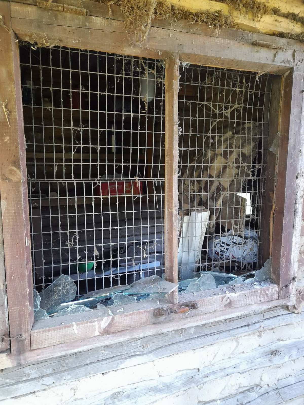 Снаряд пробив дах та розірвався у веранді будинку