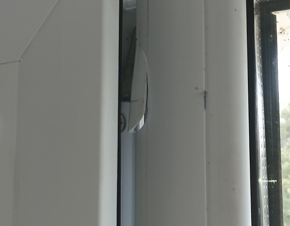 В квартирі пенсіонера з Білопілля пошкоджене вікно