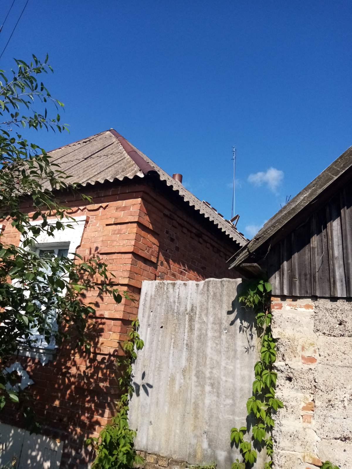 Ворог ударив біля будинку соціальної працівниці - жінка просить допомоги