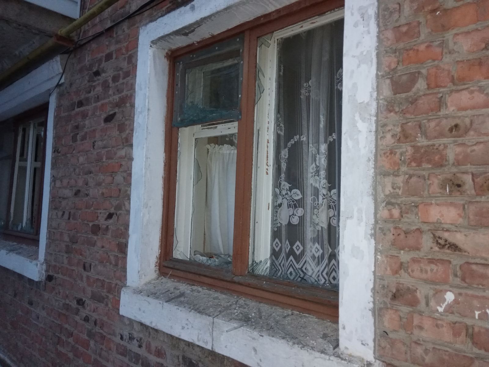 Після обстрілу в стінах будинку дірки