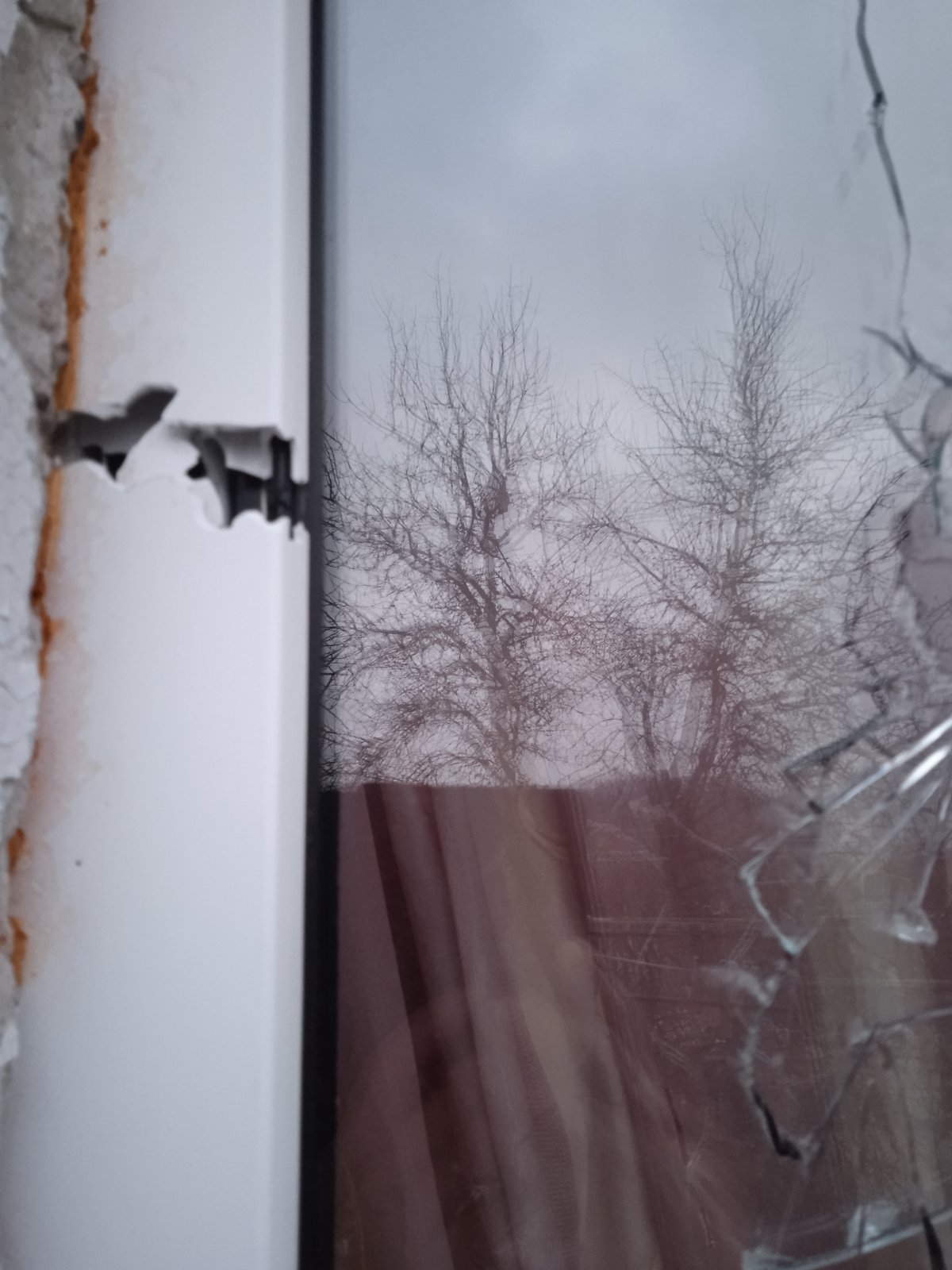 В квартирі жінки та двох дітей вибите вікно