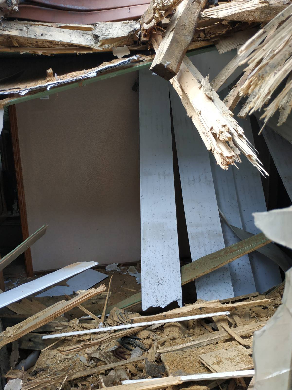 Побитий дах, вікна, двері та меблі - потрібна допомога родині з прикордоння Сумщини 