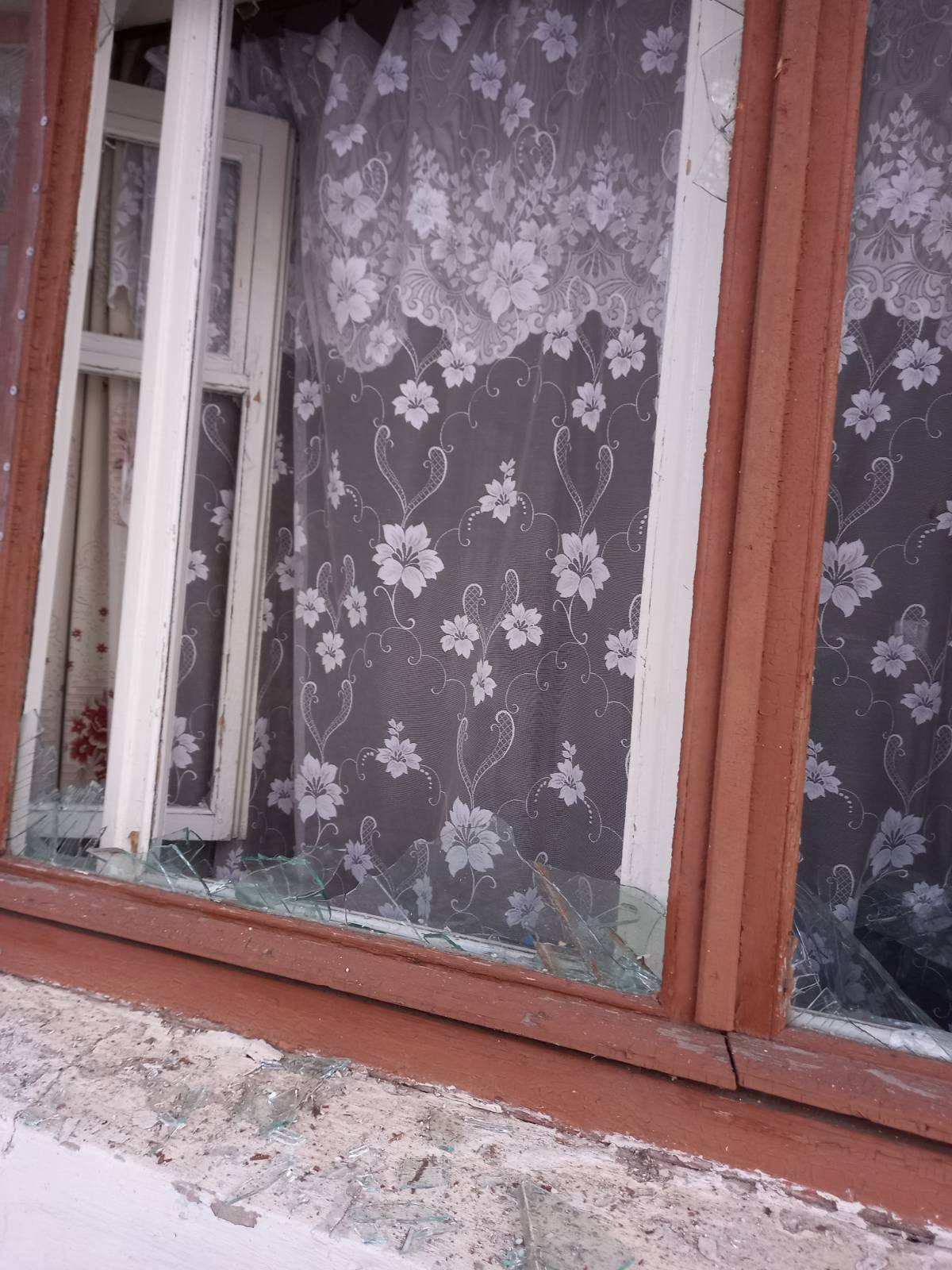 Після обстрілу в стінах будинку дірки