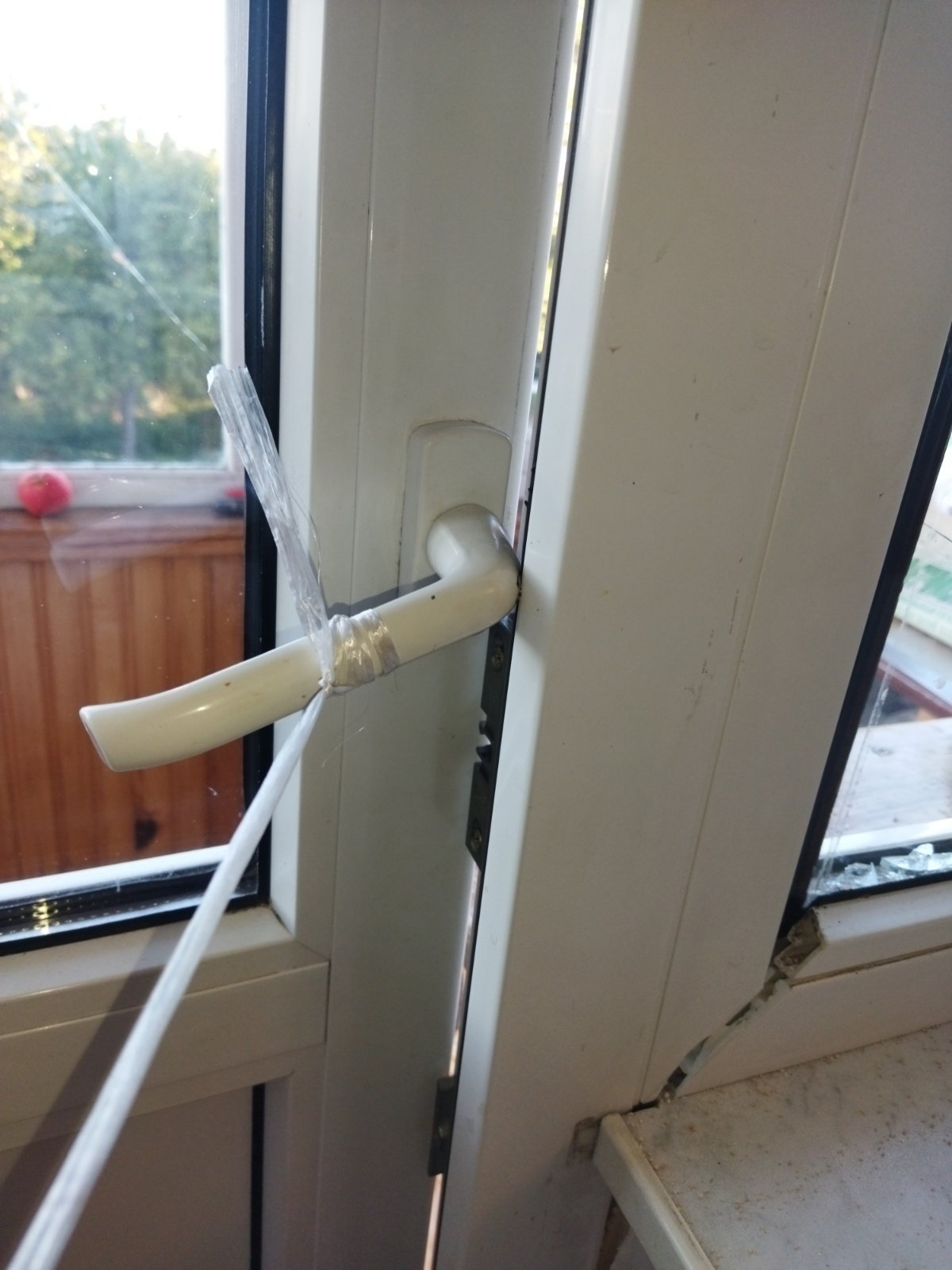 У пенсіонерки внаслідок атаки росіян залишилися вибиті вікна та пошкоджений балкон