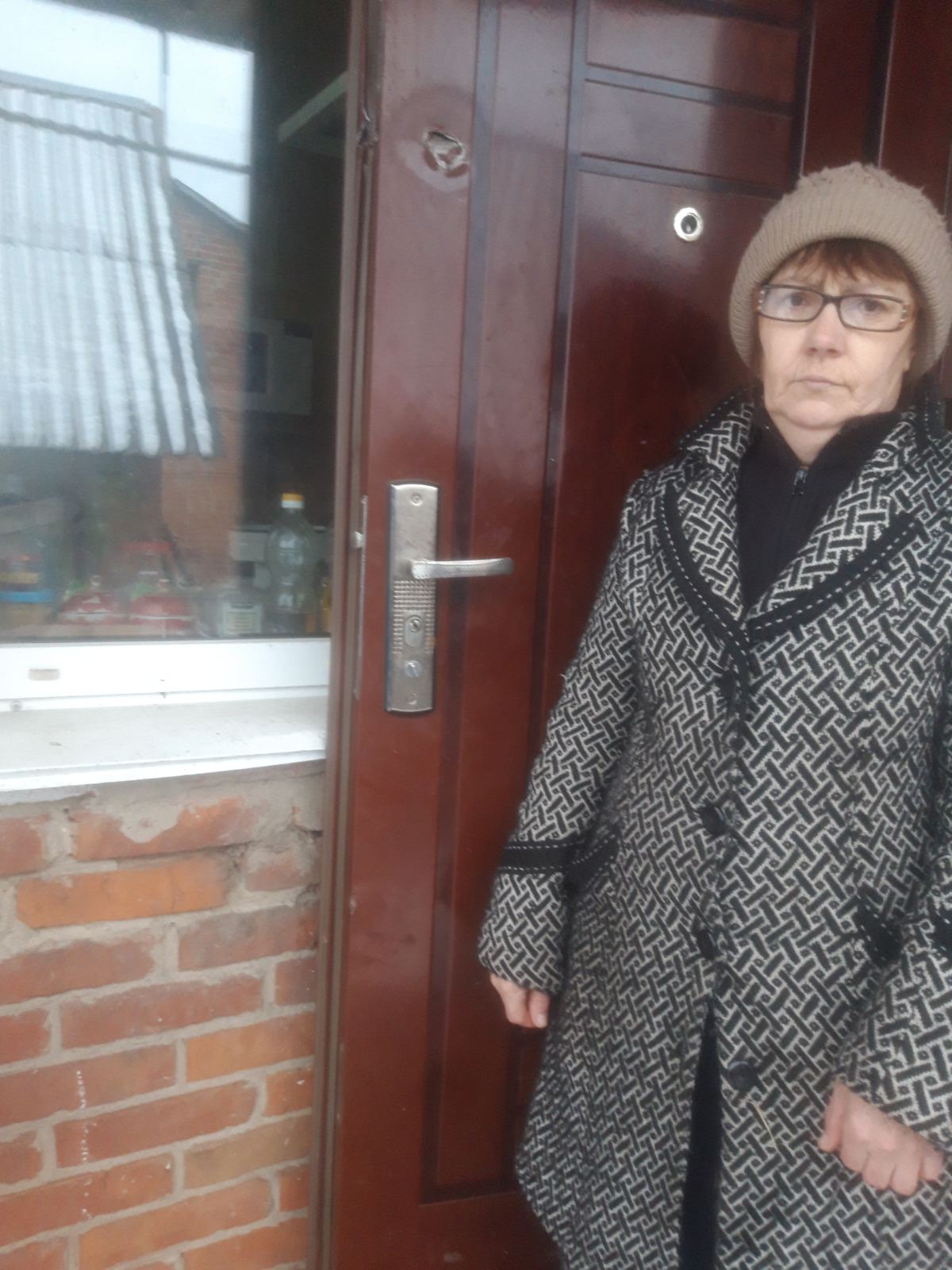 Пенсіонерка, яка після обстрілу потрапила до лікарні, просить допомогти замінити пошкоджені двері