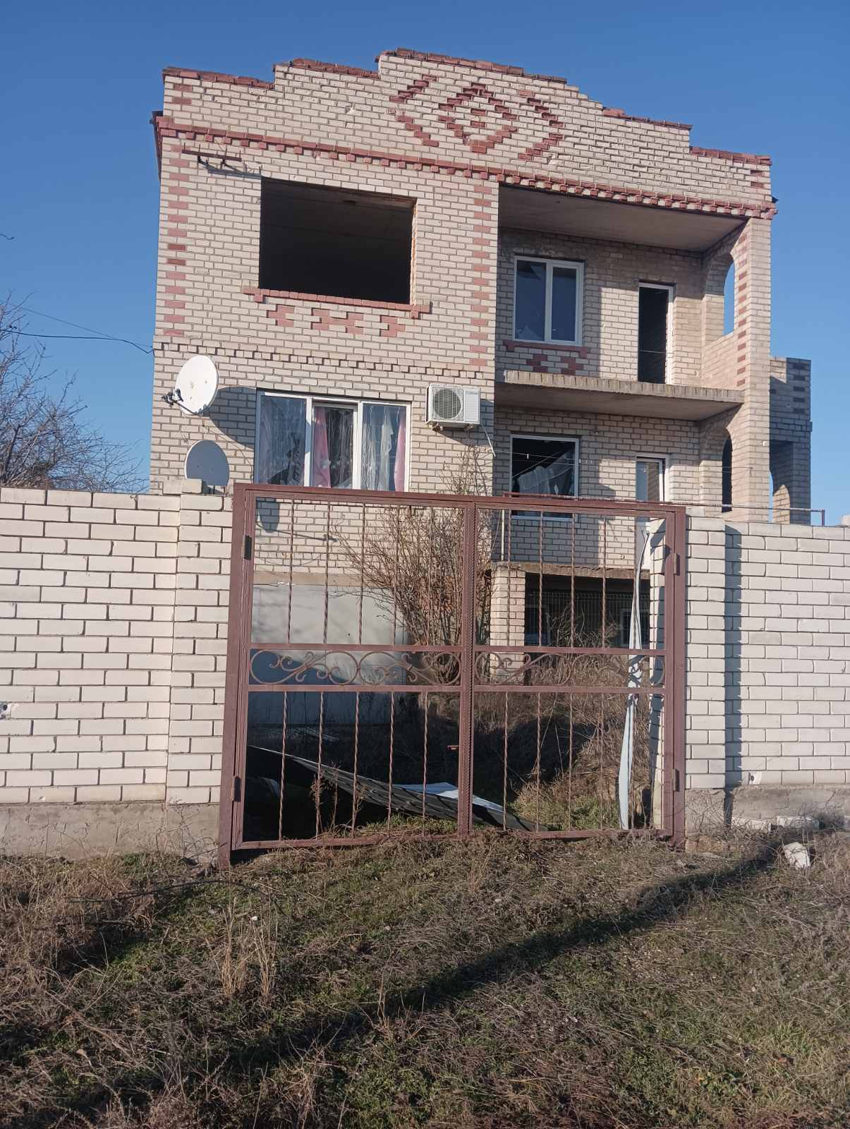 Жінка з Херсонщини під час обстрілу втратила слух та будинок