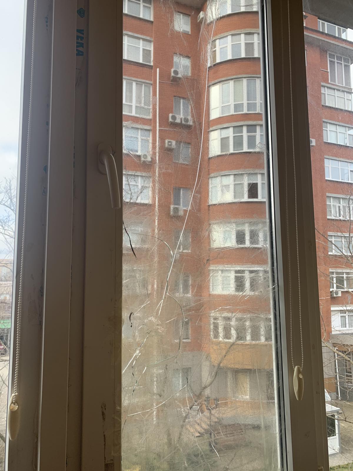 Від прильоту російського снаряда в школу в Херсоні постраждала квартира літньої жінки