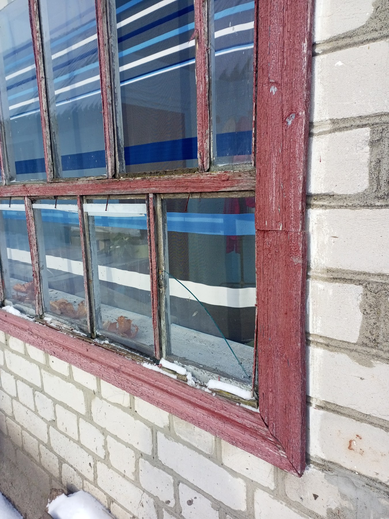 Будинок жінки, яка виховує самотужки доньку, потрапив під обстріл, пошкоджено 9 вікон