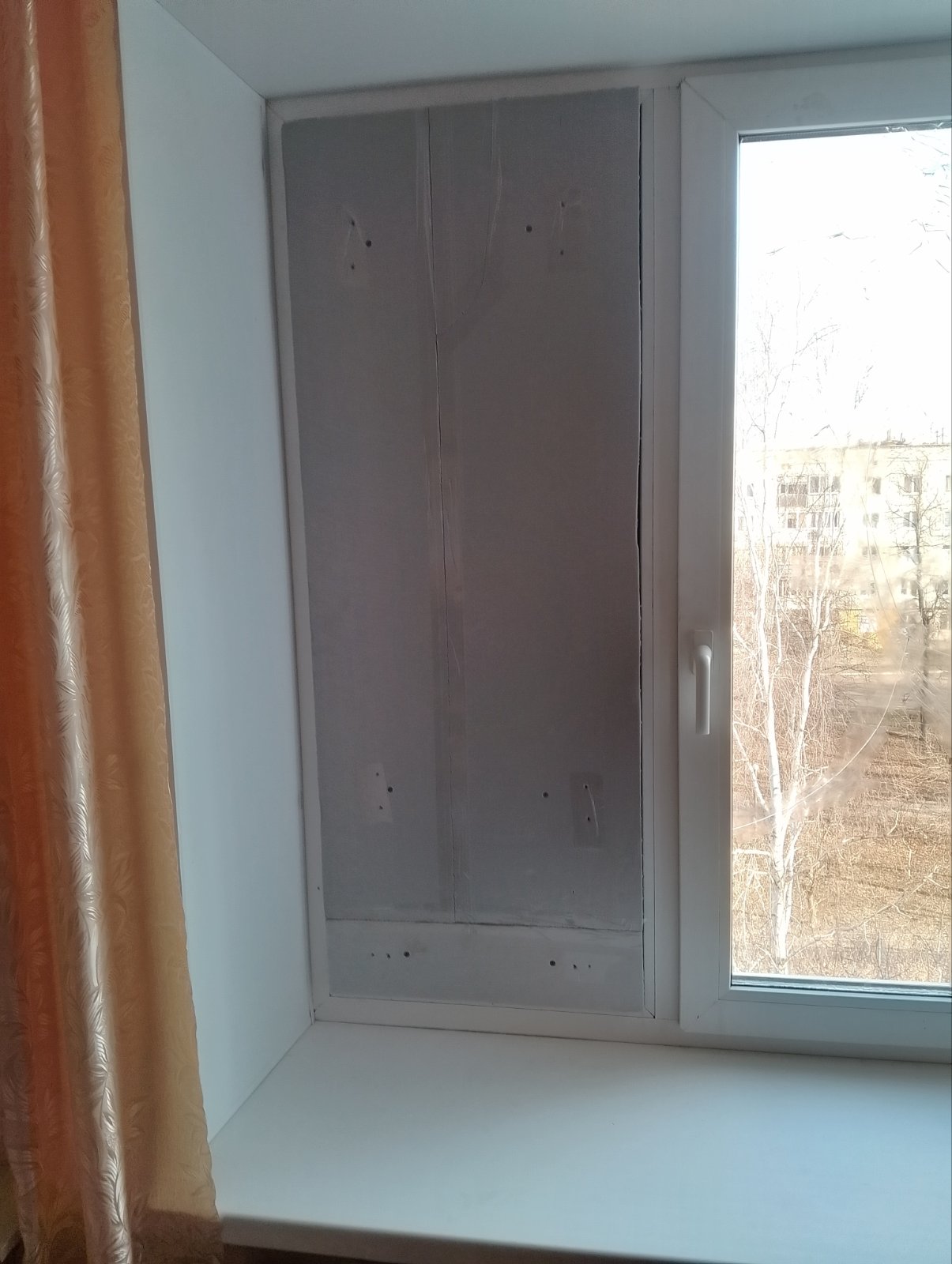 Батько з неповнолітньою донькою проживають у квартирі без вікна