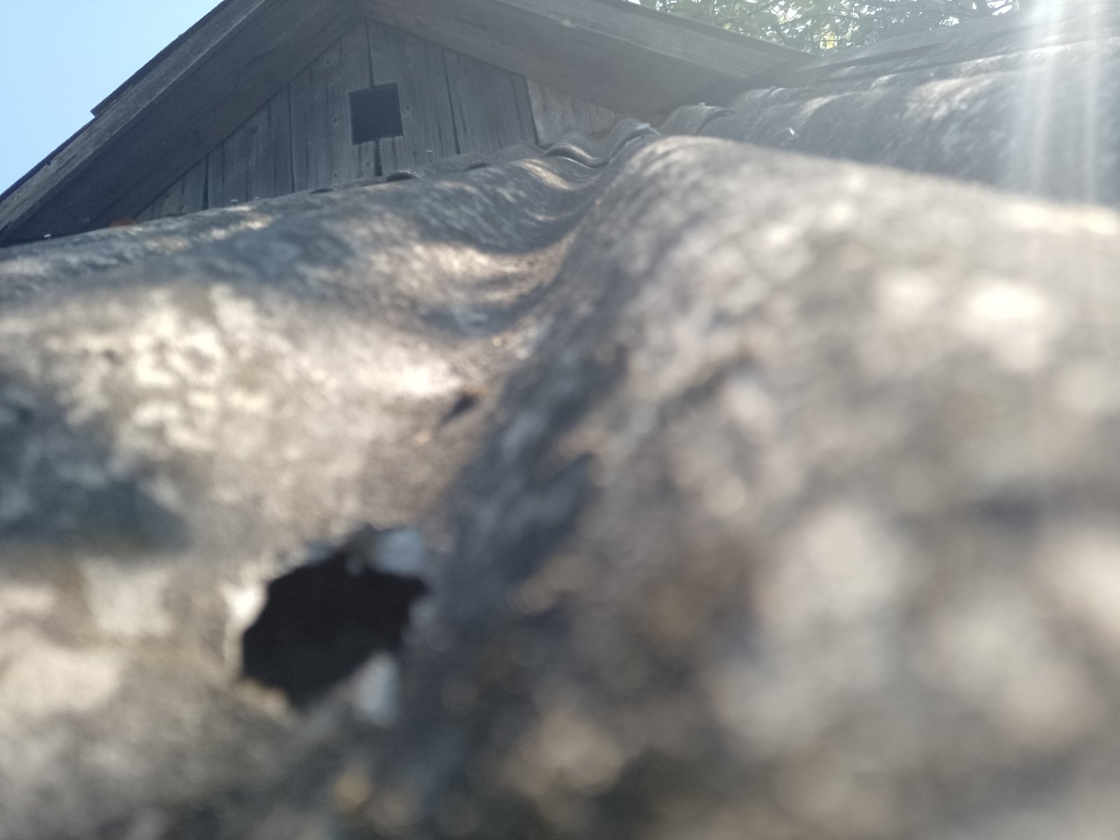 Ворожа міна розірвалася за п'ять метрів від будинку, на щастя всі цілі, але будинок господаря постраждав