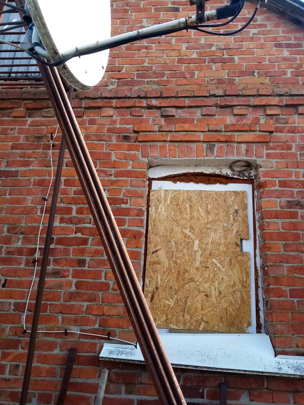 Ворог ударив біля будинку соціальної працівниці - жінка просить допомоги