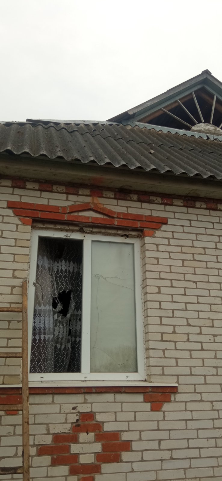 Самотня пенсіонерка змушена виживати у пошкодженому будинку під постійними обстрілами - вона просить допомоги