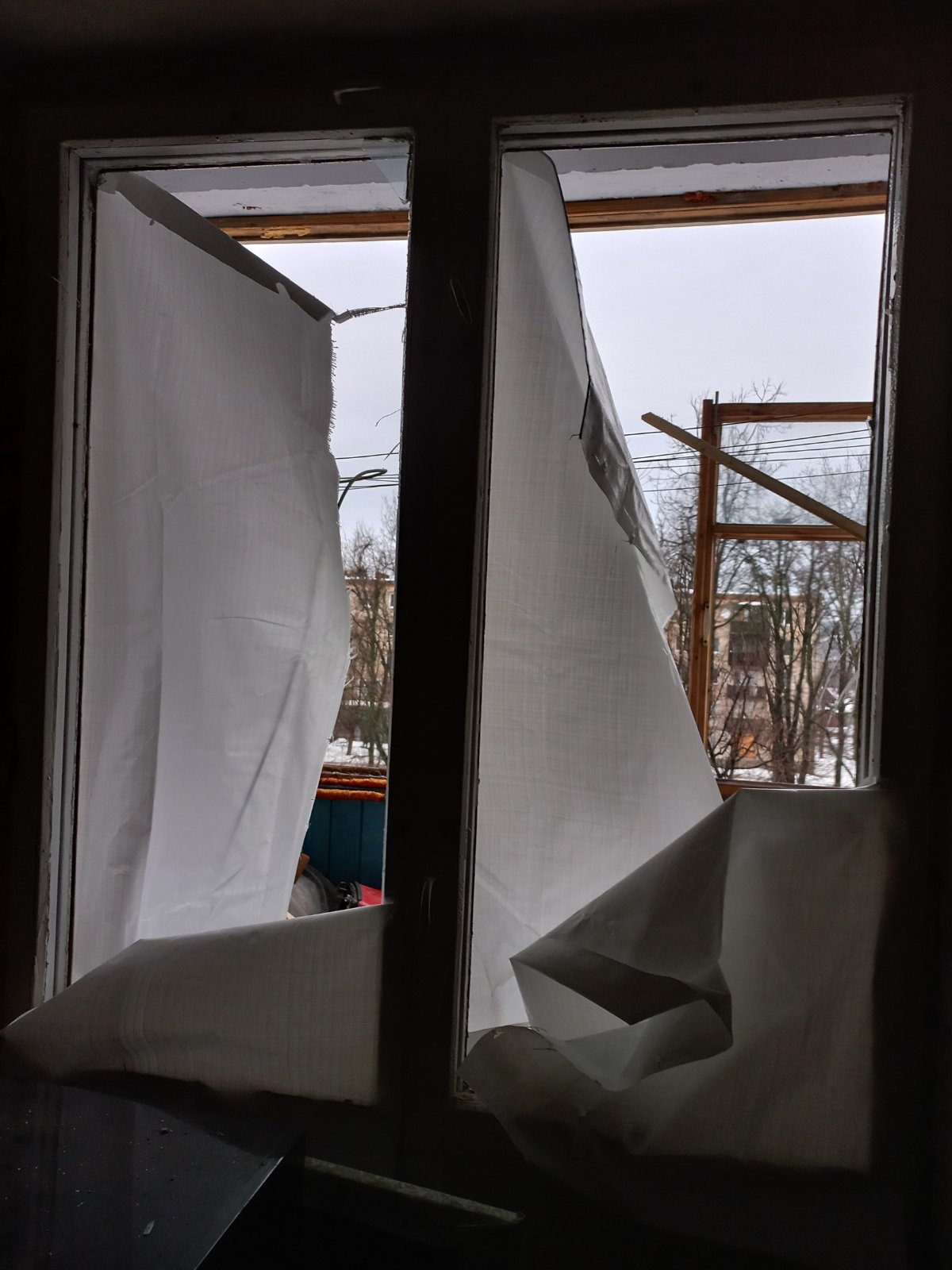 Квартира жінки з Сумщини двічі потерпала від обстрілів