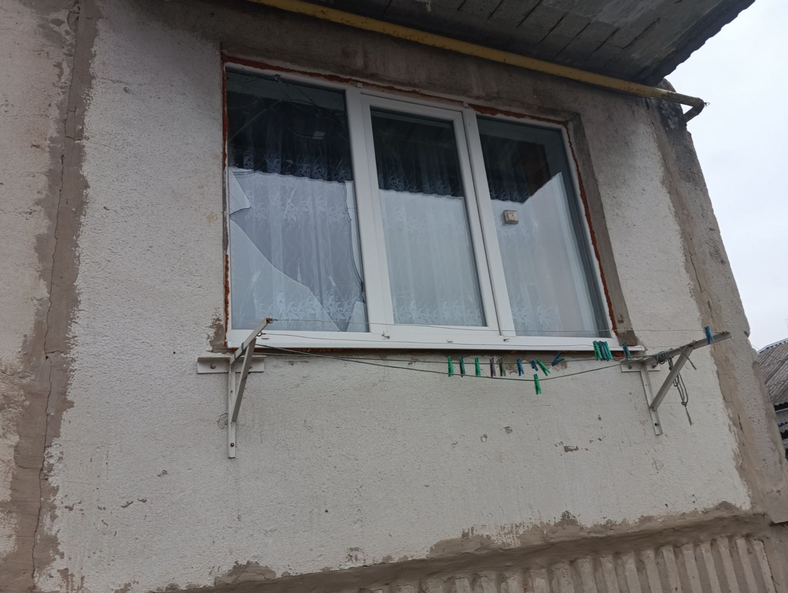 Ворожі осколки пошкодили вікна сім’ї із Середино-Буди