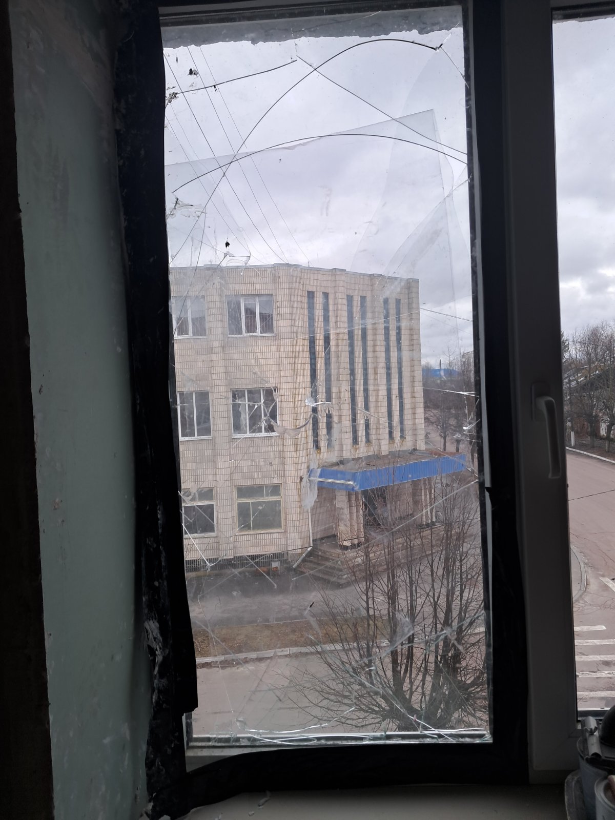 Квартира вчительки потрапила під обстріл втретє