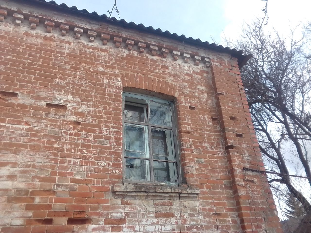 Під час обстрілу вибило вікна будинку чоловіку з інвалідністю