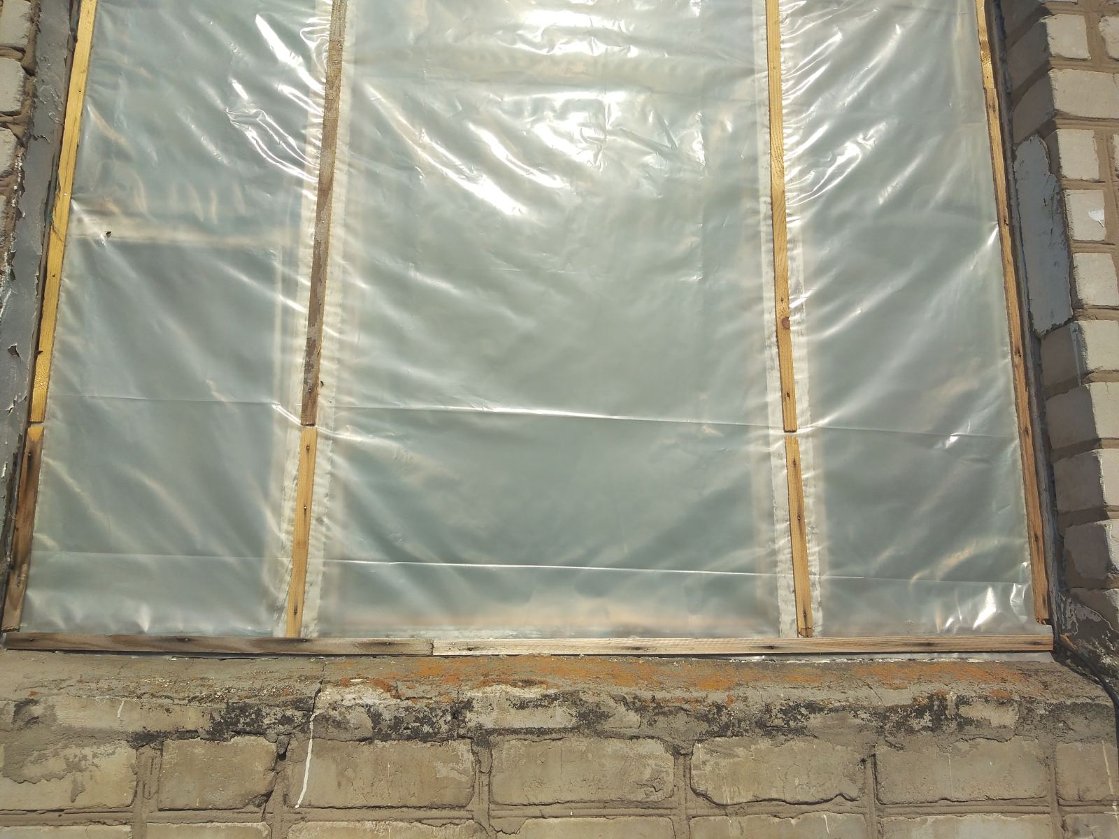 Вибуховою хвилею пошкоджено квартиру пенсіонерки