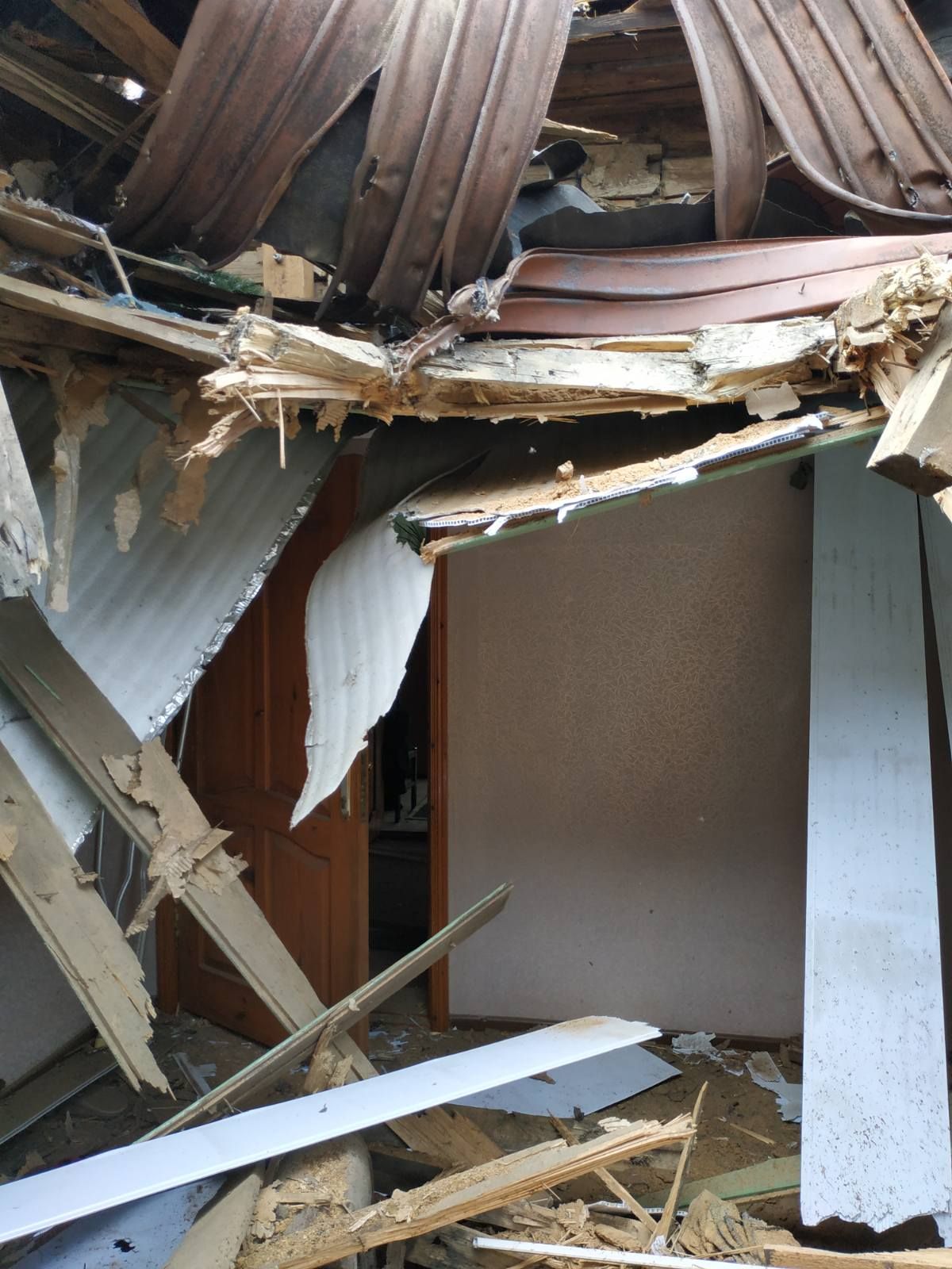 Побитий дах, вікна, двері та меблі - потрібна допомога родині з прикордоння Сумщини 