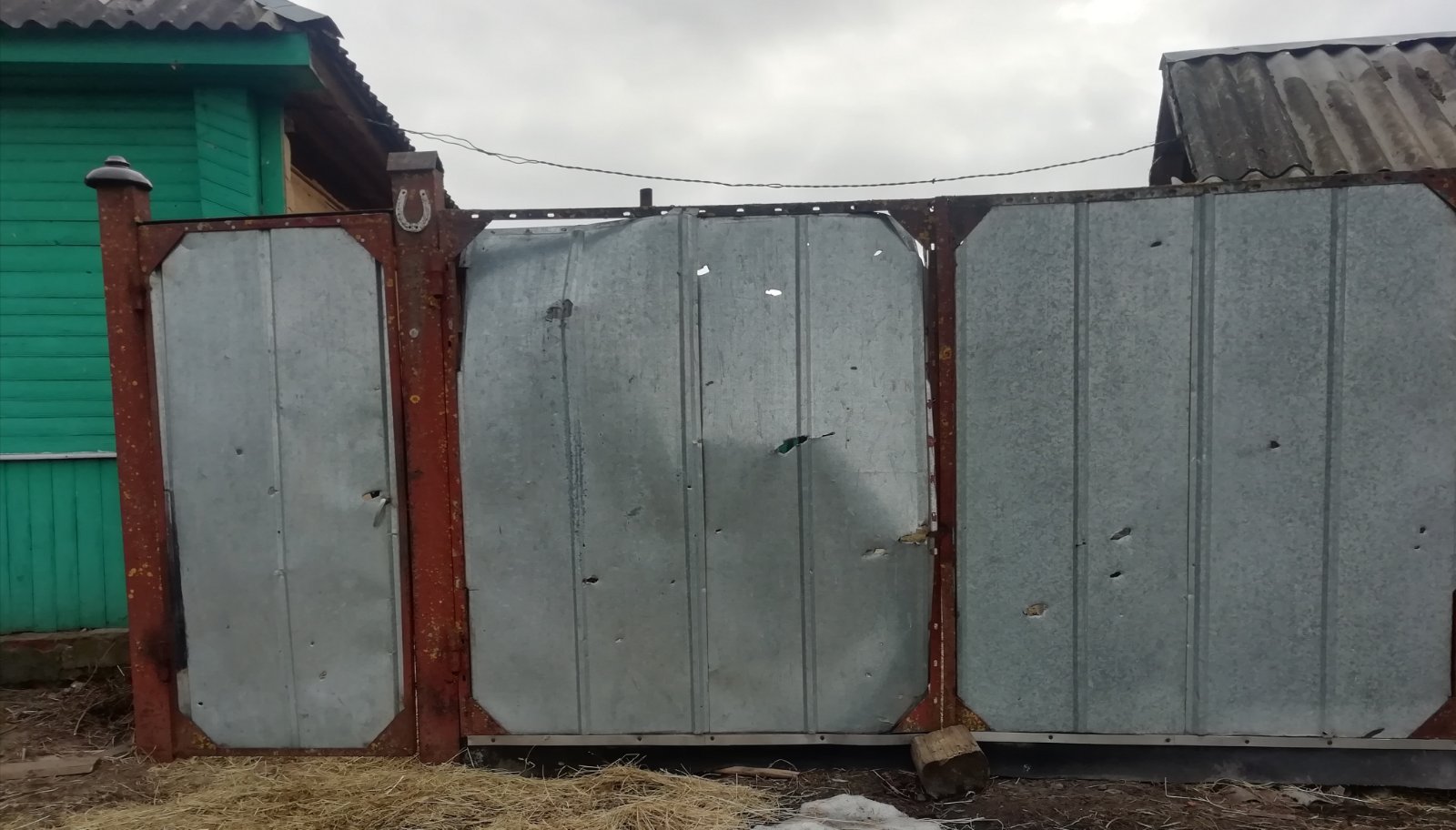 Жінка з дітьми, яка живе з п'ятьма пошкодженими вікнами та дахом, потребує допомоги