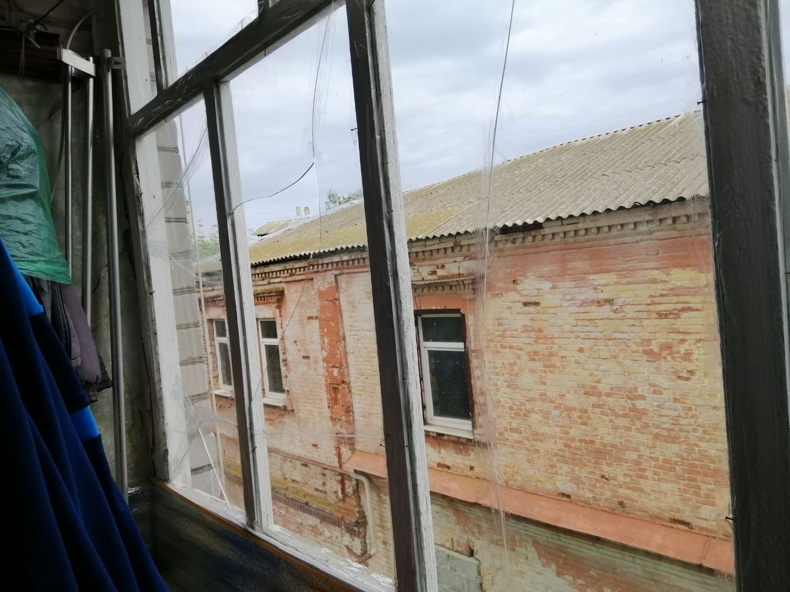 Жінка проживає в будинку без вікон та балконної рами