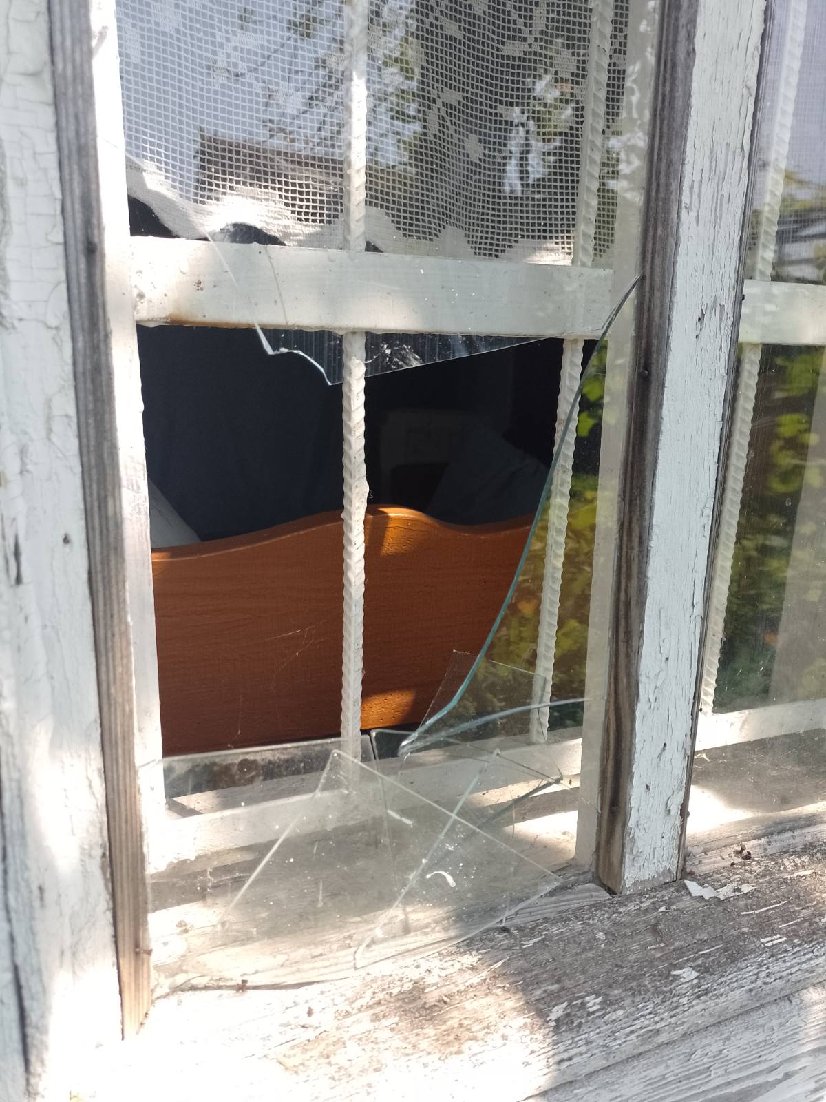 Ворожа міна розірвалася за п'ять метрів від будинку, на щастя всі цілі, але будинок господаря постраждав