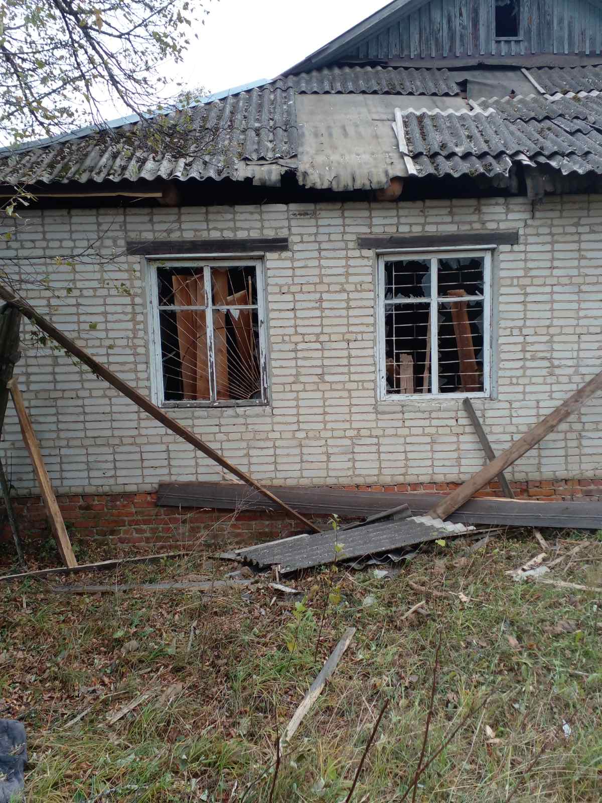 Від ворожого обстрілу зруйновано дім водія швидкої - чоловіку потрібна допомога