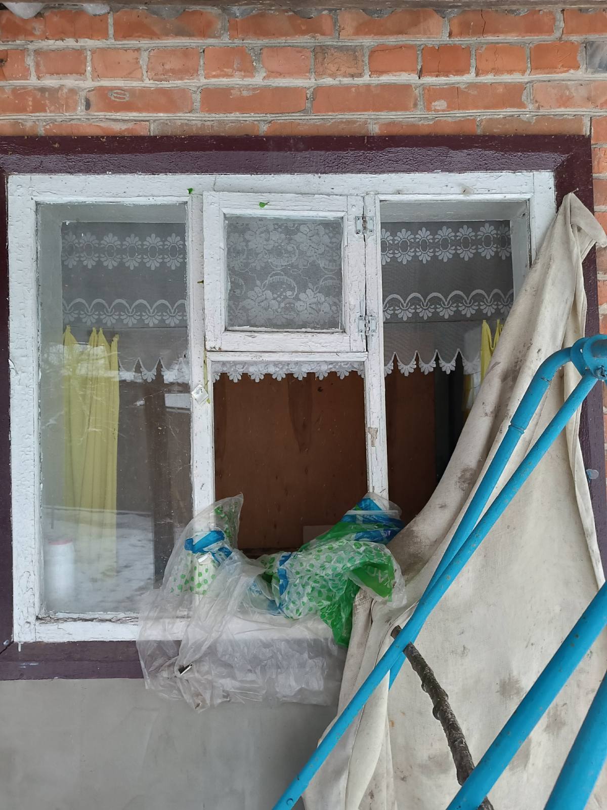 Пенсіонерці з Великої Писарівки потрібна допомога у відновленні вікон 