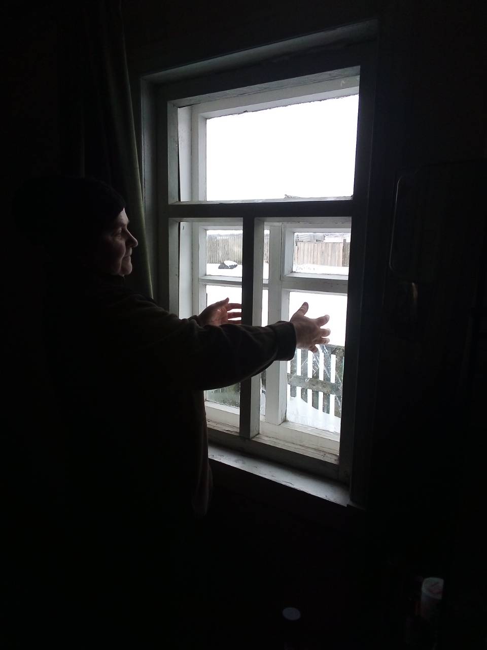 Жінка з Сумщини живе у будинку без вікон