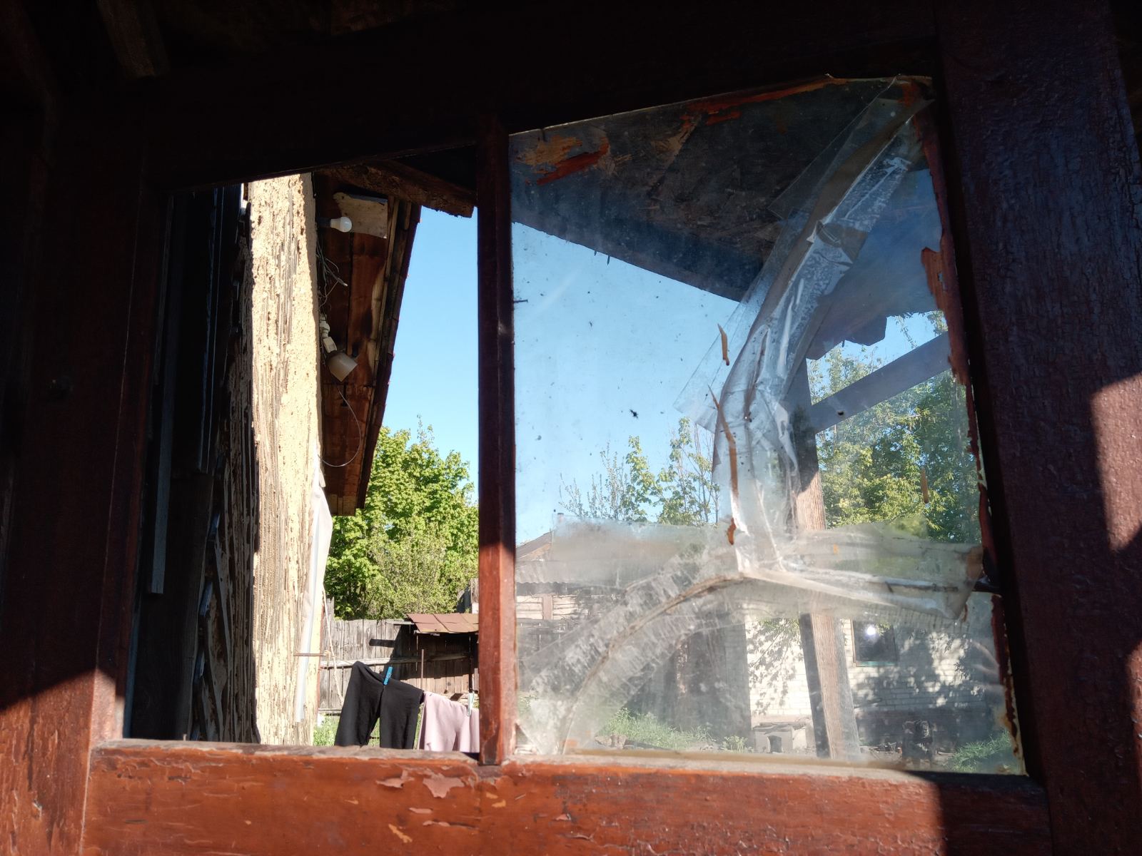 В домівці родини з двома дітьми не залишилось цілих вікон