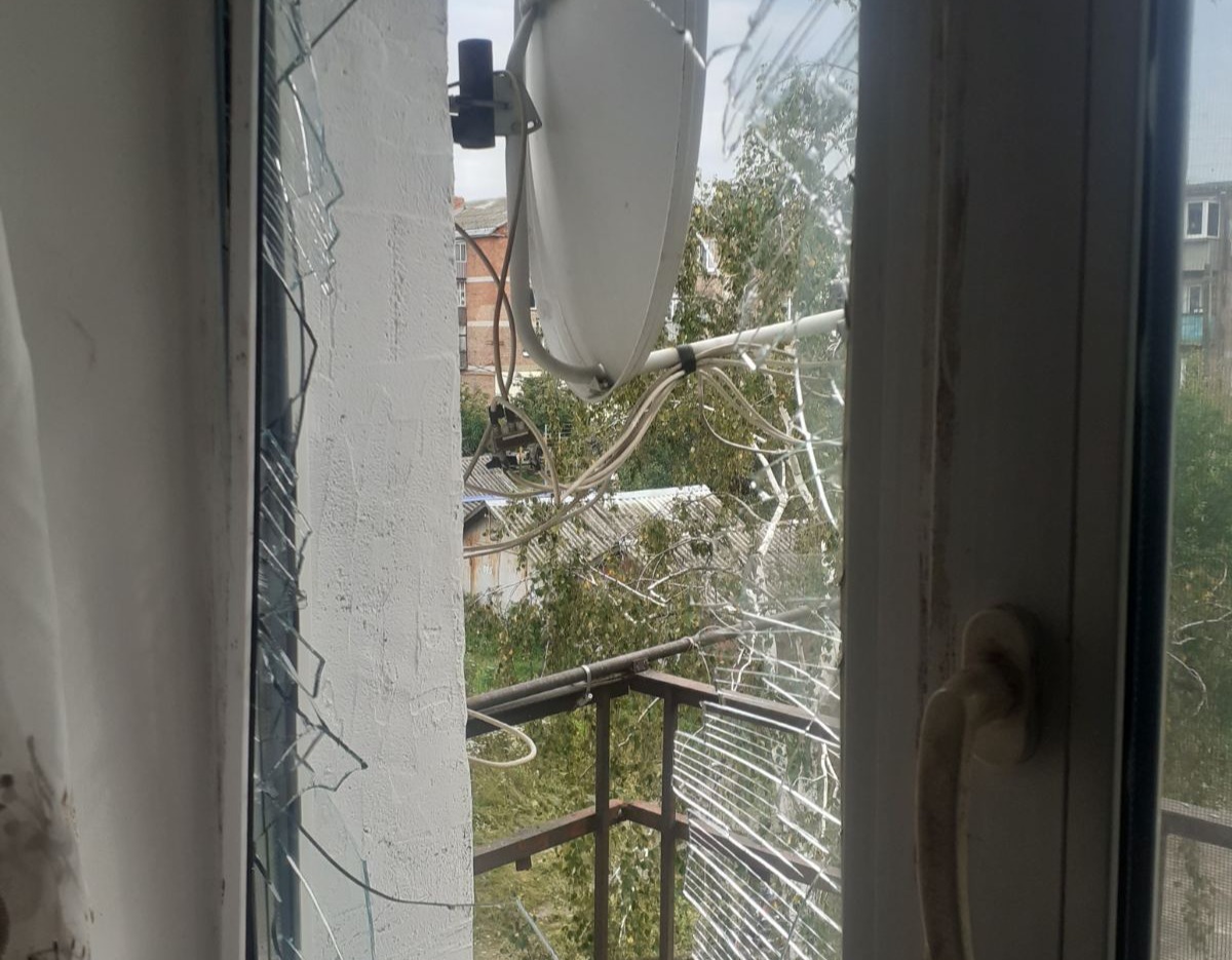 Під час ворожого обстрілу постраждав балконний блок родини із Середино-Буди