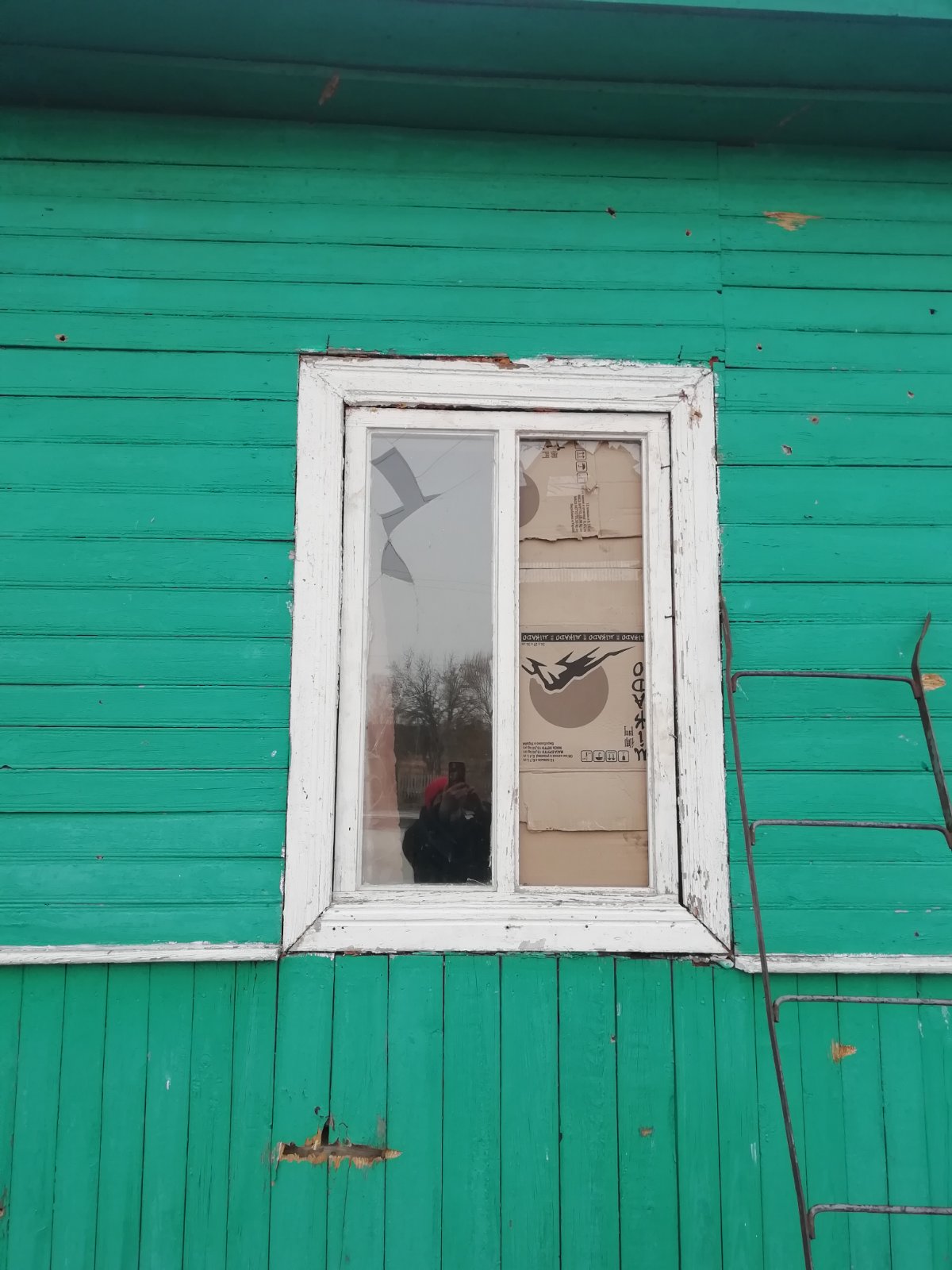 Жінка з дітьми, яка живе з п'ятьма пошкодженими вікнами та дахом, потребує допомоги