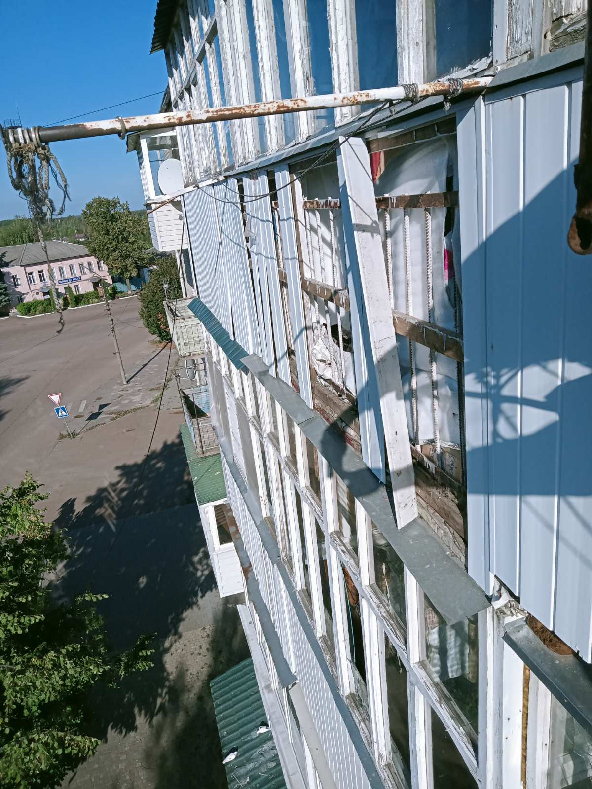 "Після кожного дощу вода рікою тече в квартиру"