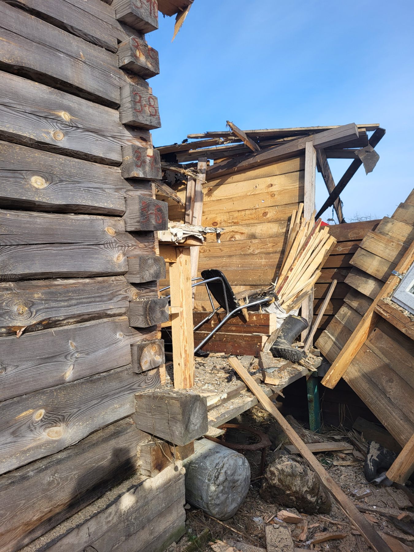 Будинок поступово руйнується через пошкоджений дах