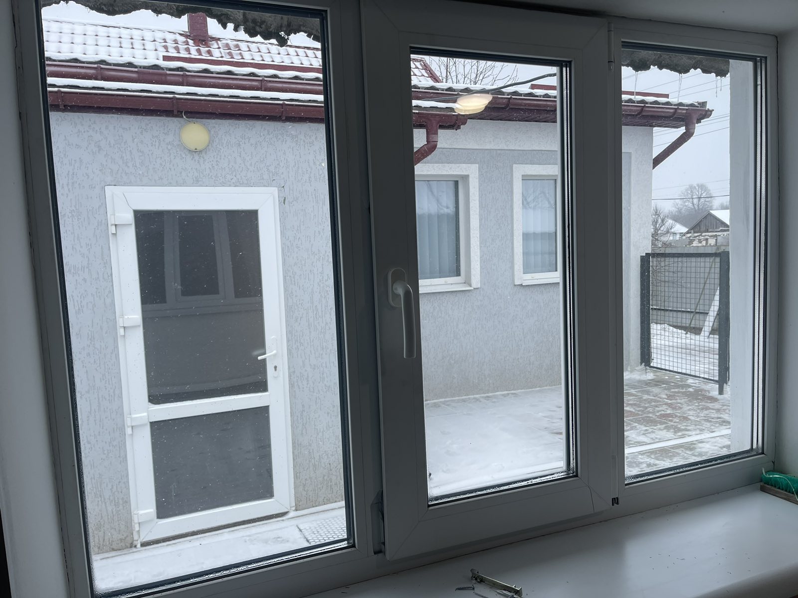 Жінка з родини військових живе в будинку, пошкодженому обстрілами