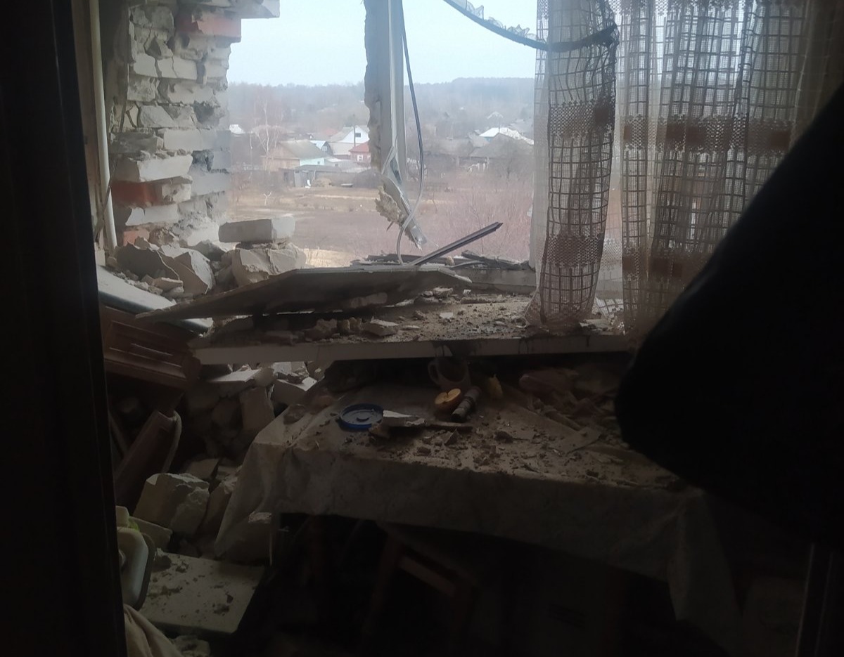 Під час ворожих обстрілів у квартирі пенсіонера із Середино-Буди пошкоджено чотири вікна