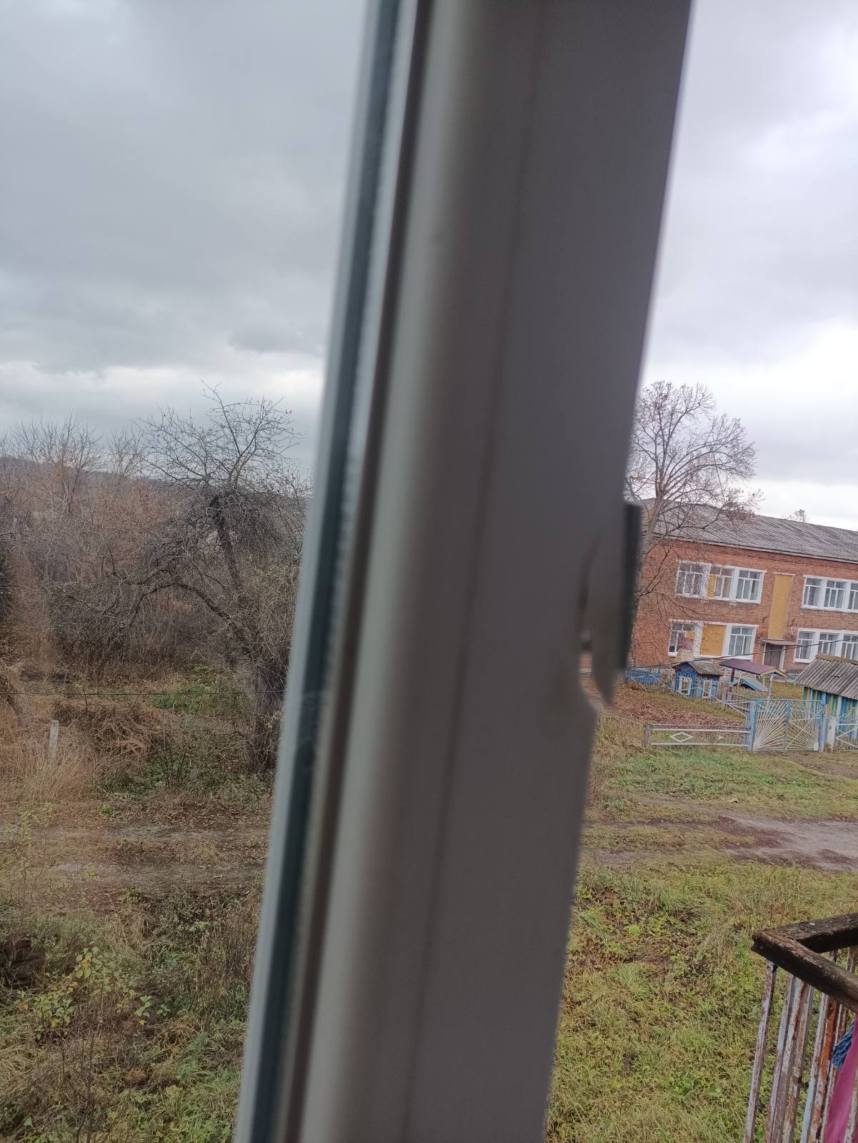 Внаслідок обстрілів росіянами родина із Середино-Буди залишилася з трьома пошкодженими вікнами та балконними дверима