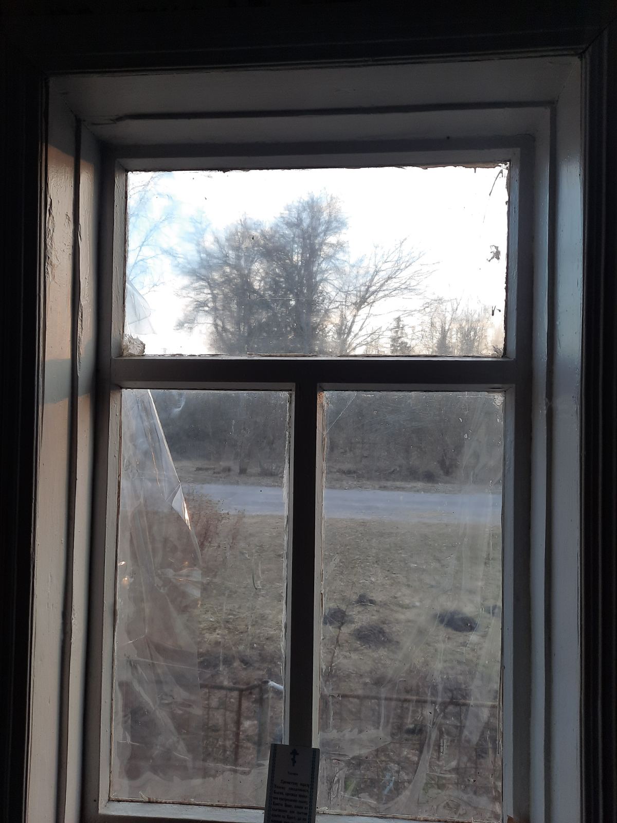 Вибито 8 вікон у будинку родини з маленькою дитиною