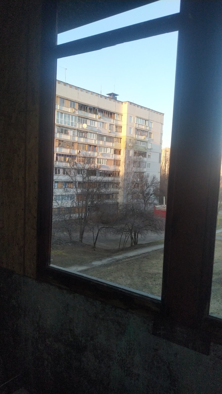 Жінка з двома малими дітьми з Харкова проживає в квартирі з пошкодженими вікнами