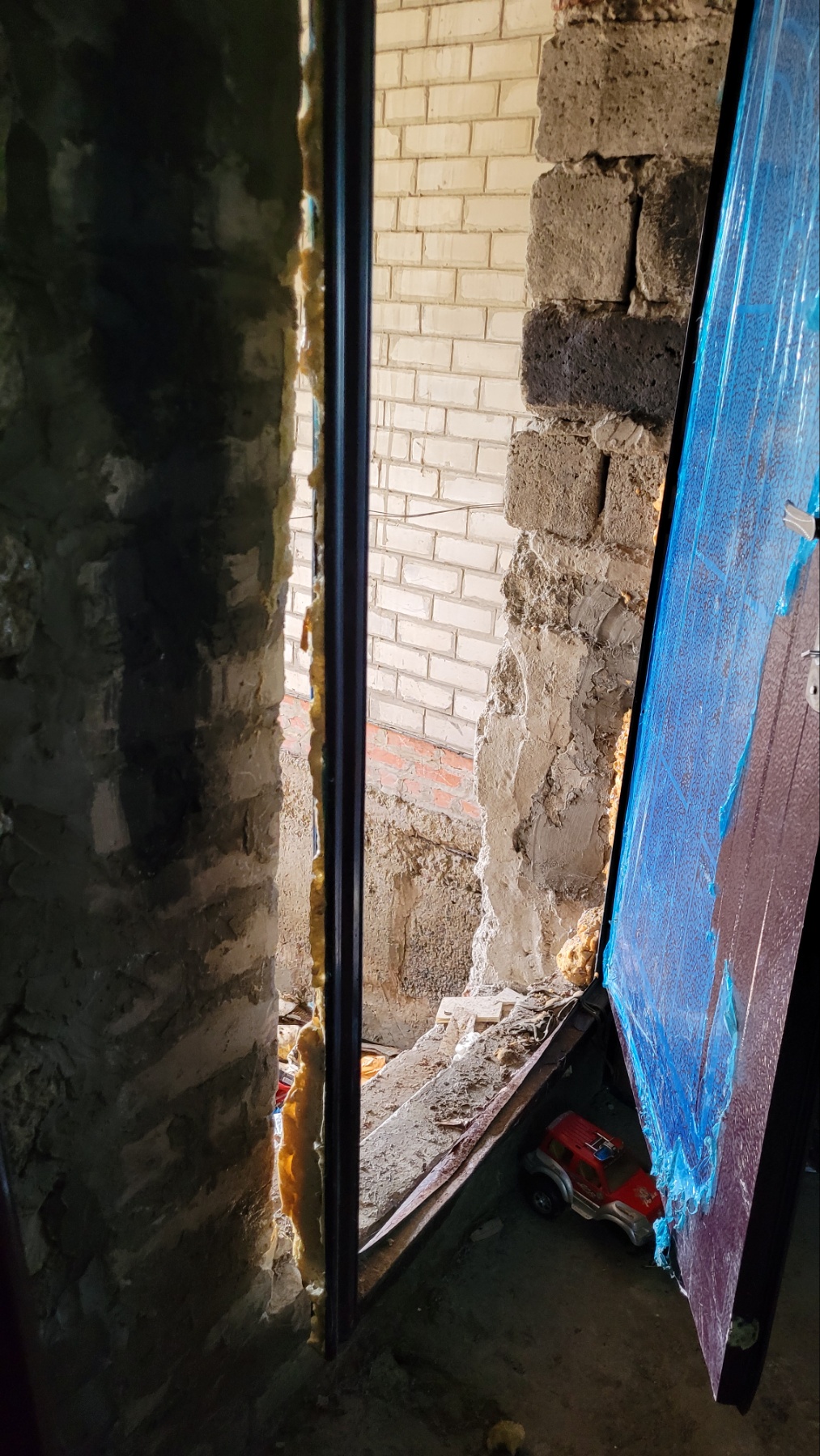 Окупанти зруйнували та розграбували будинок родини з Ізюму