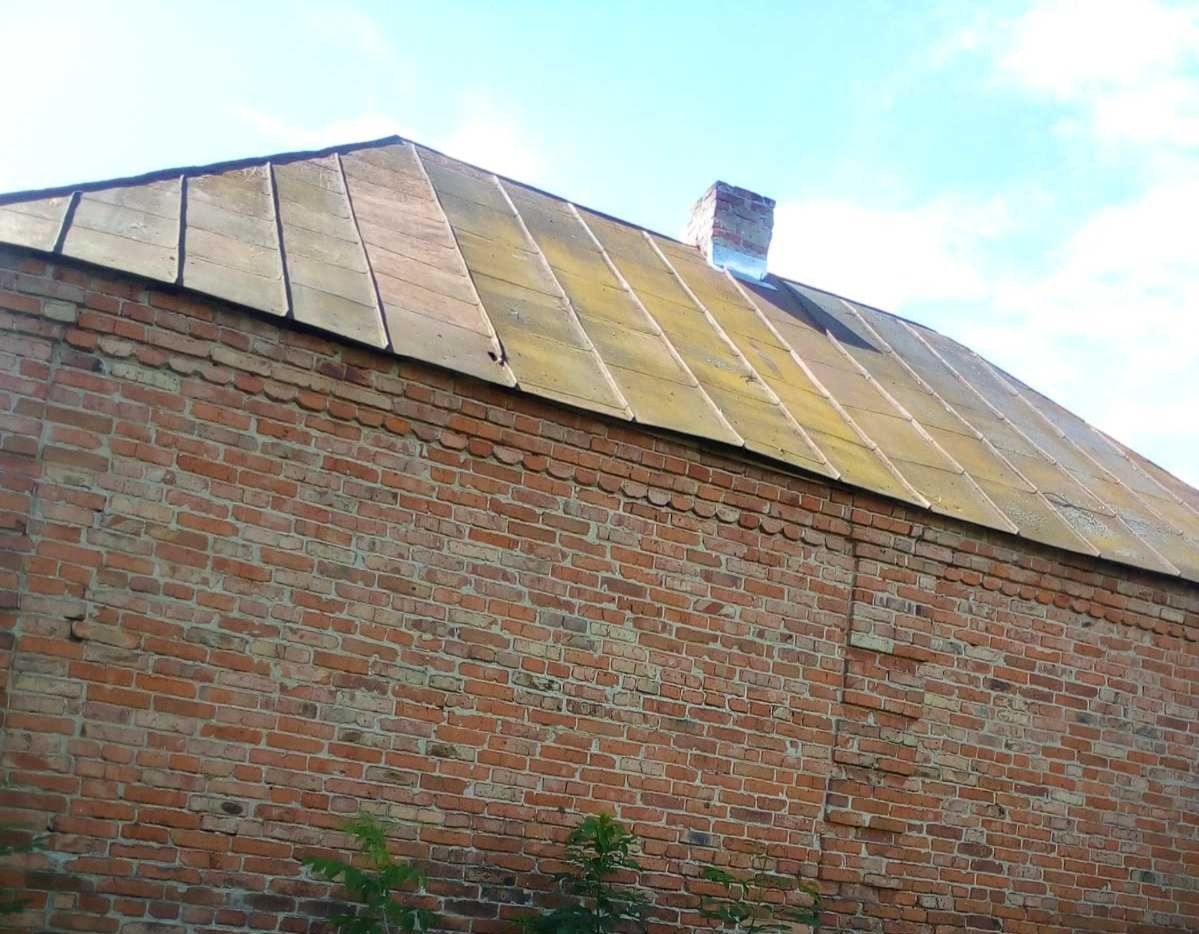 Травмована під час обстрілу жінка просить допомоги у відновленні будинку