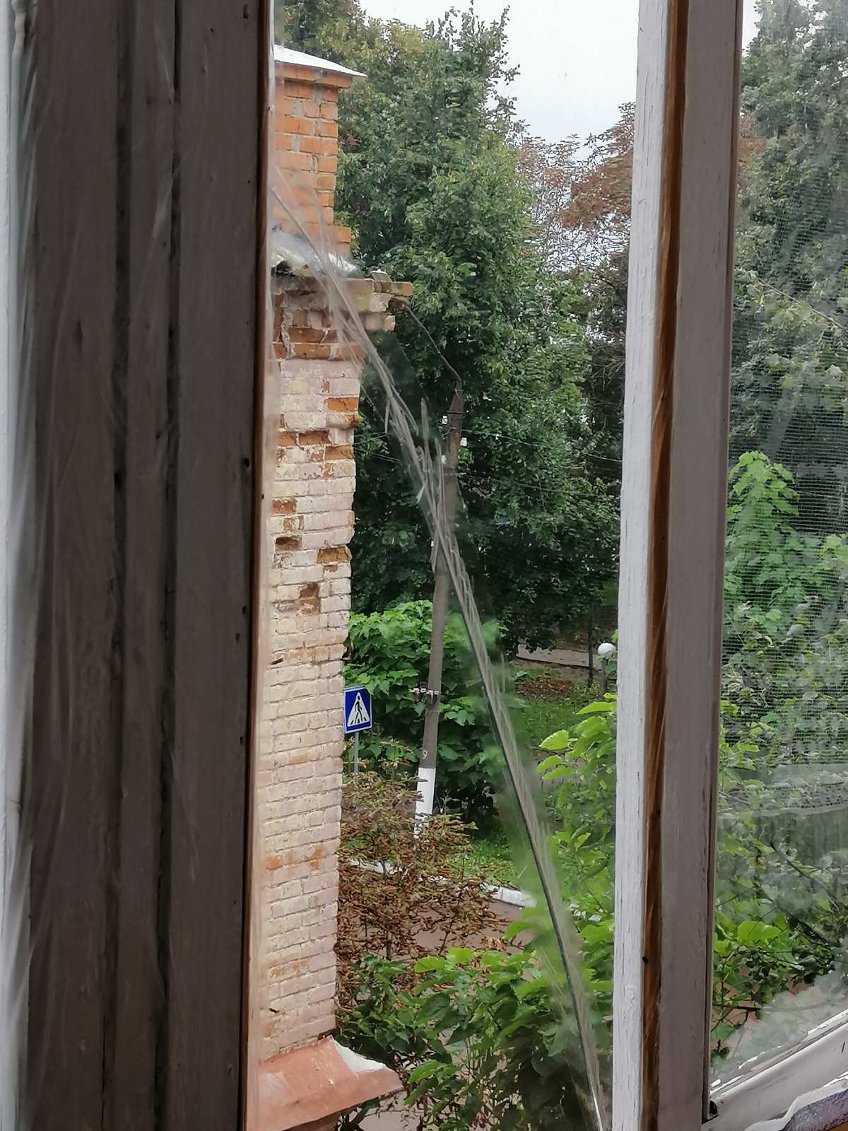 Жінка проживає в будинку без вікон та балконної рами