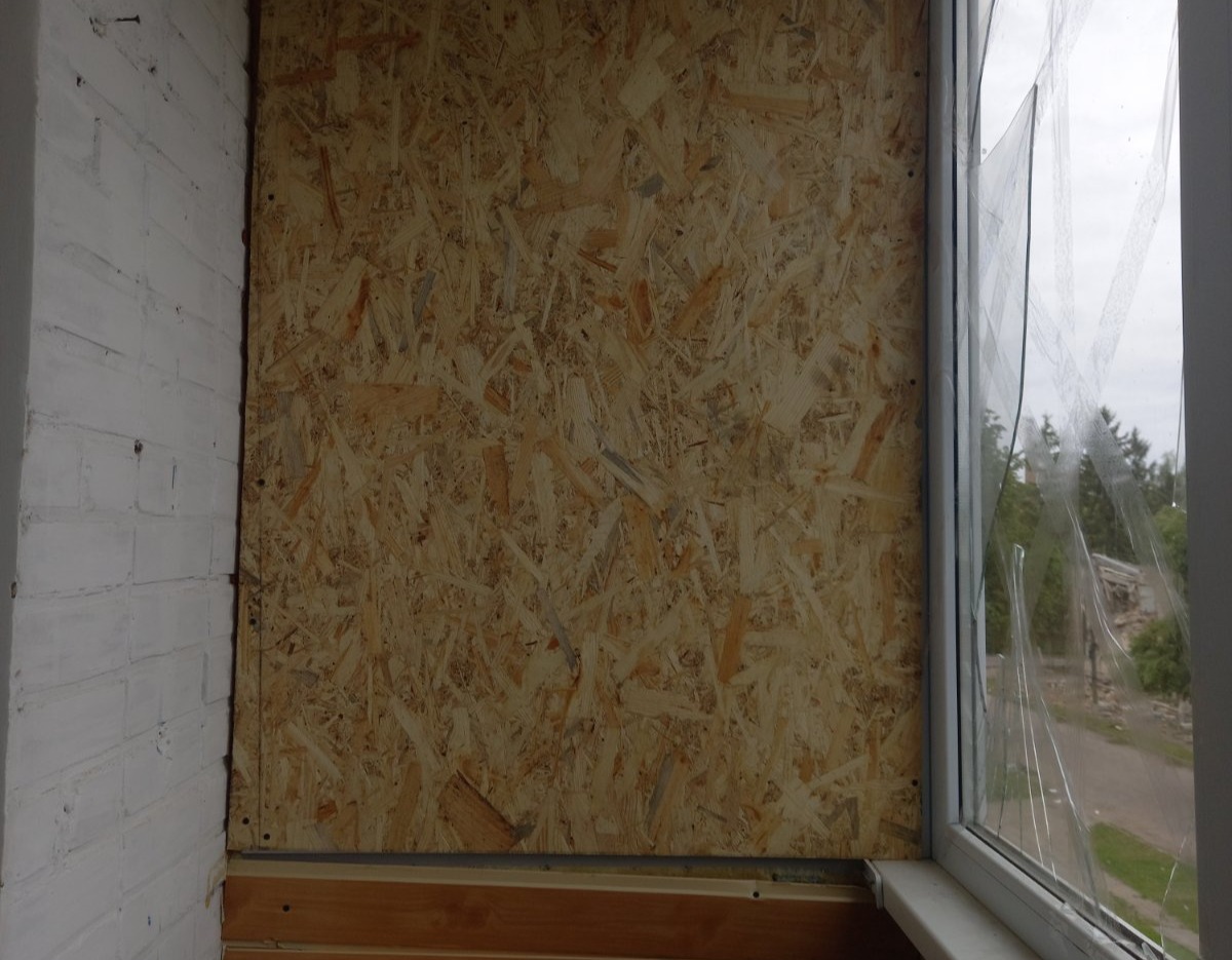 Майже всі вікна в квартирі жителя Білопілля потребують відновлення