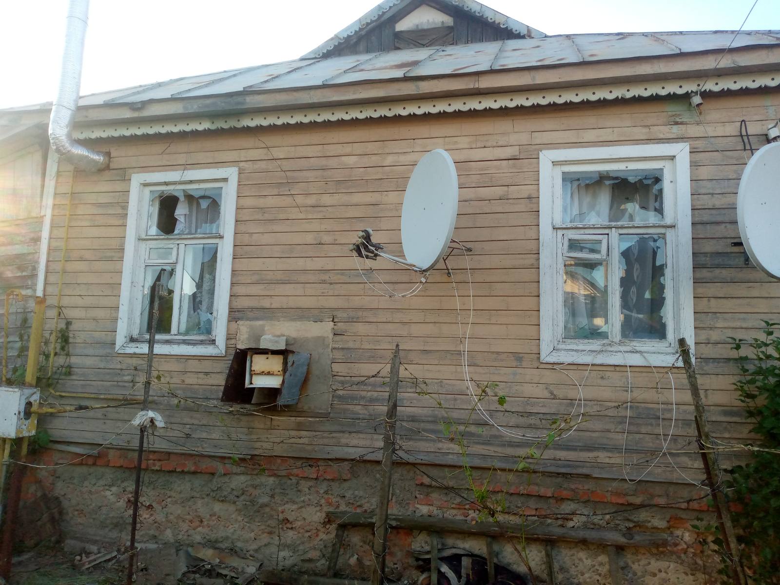 14 вікон та дах пошкоджені в будинку пенсіонерки